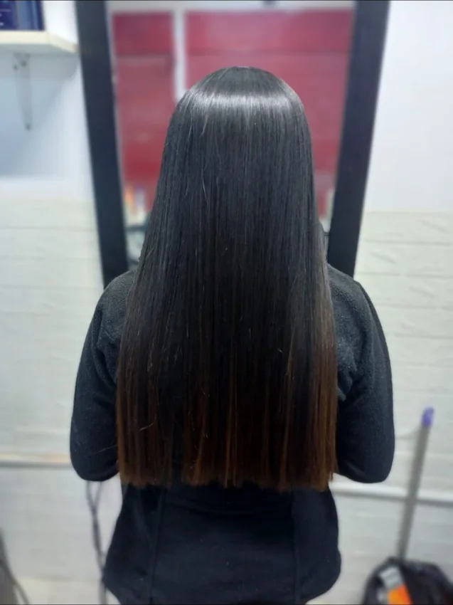 Cabello oscuro largo y liso