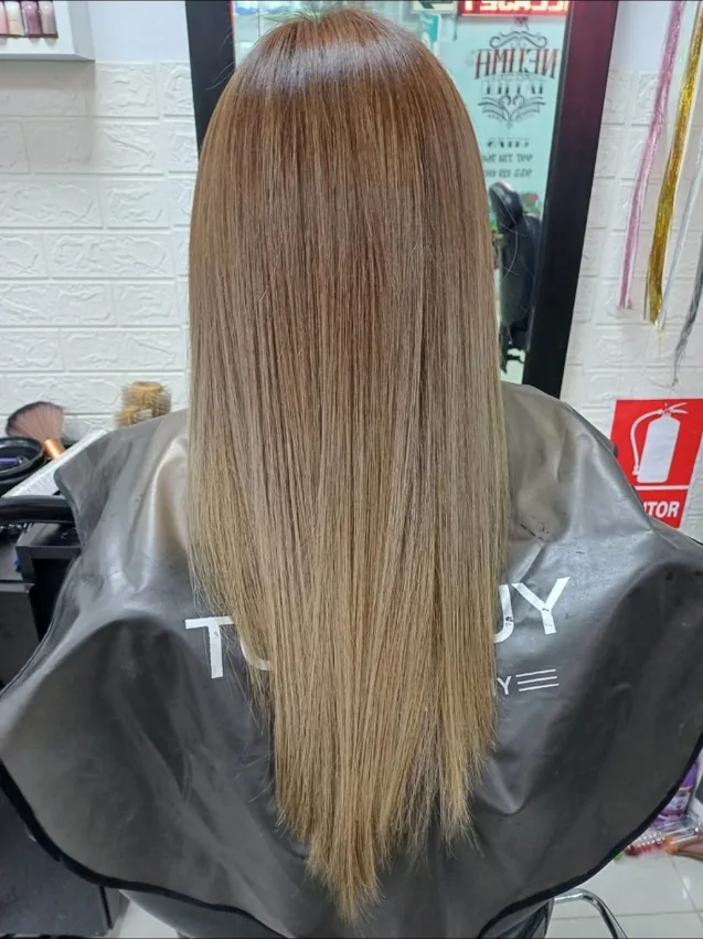 Trabajo de coloración en cabello largo rubio