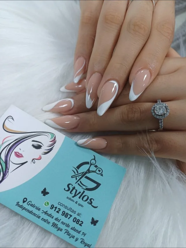 Uñas almendradas en tonos nude con líneas blancas