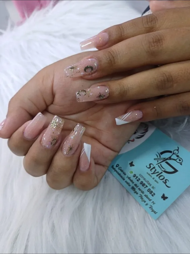 Uñas nude con brillo y motivos decorativos